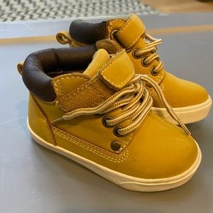 Koala kids size 4 baby/toddler boot. Worn once.